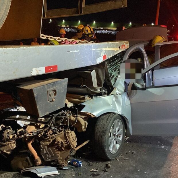 colisão entre veículo de passeio e caminhão