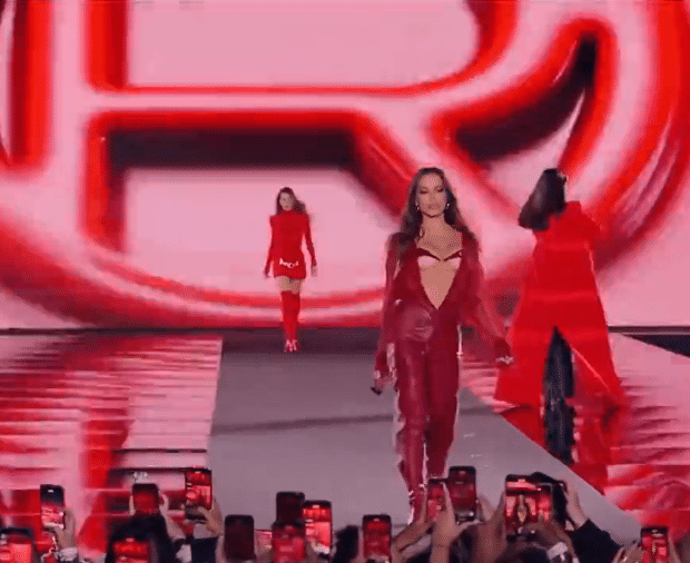 anitta desfila na semana de moda de paris 1727123763235 v2 900x506