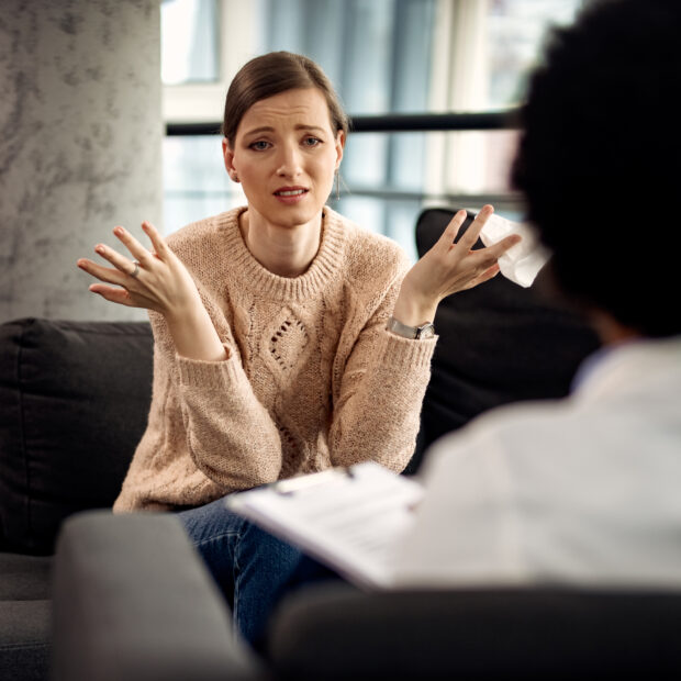 Uma mulher conversando com o psicoterapeuta.