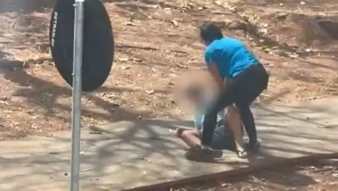 mulher agride filho autista