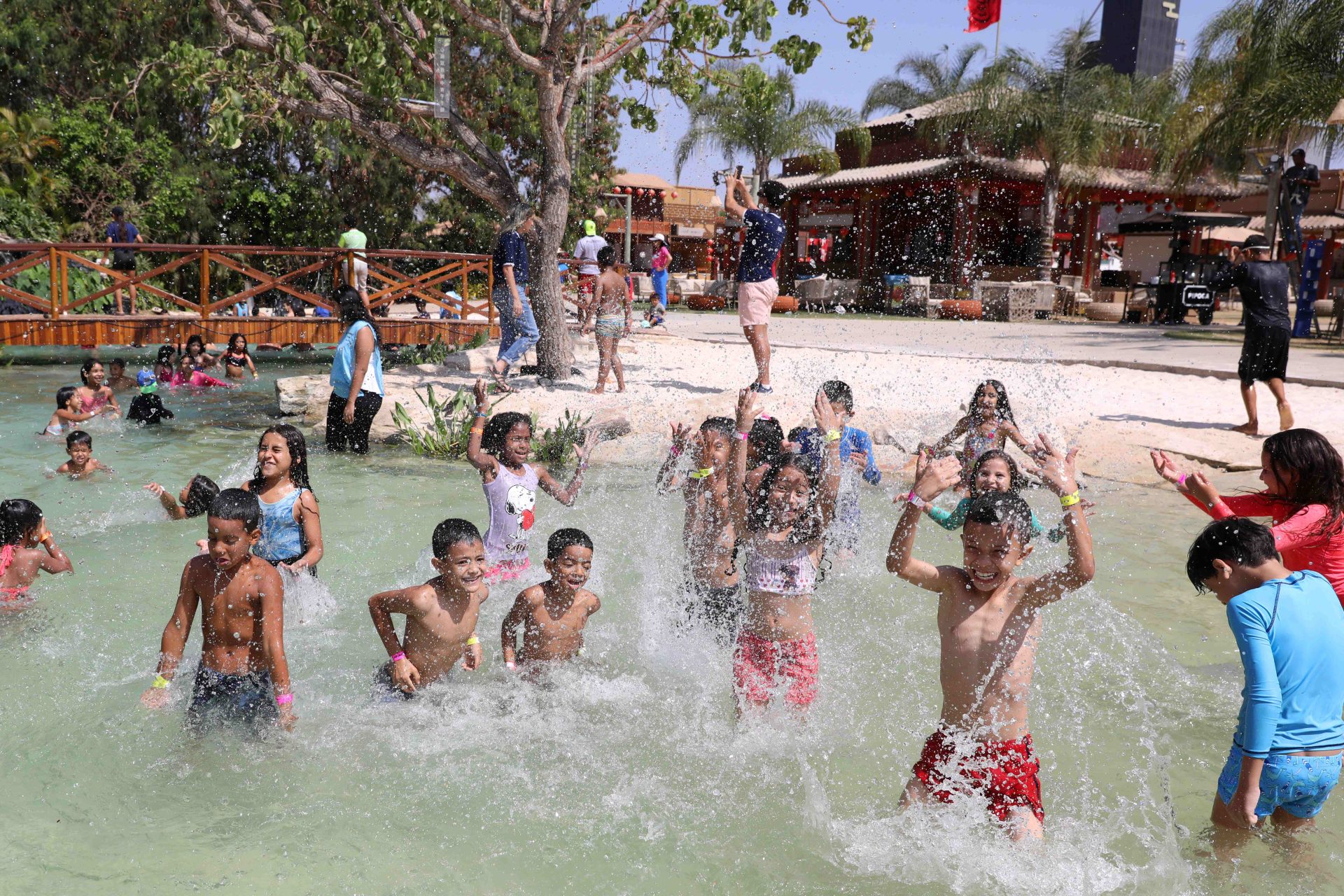 crinças na praia
