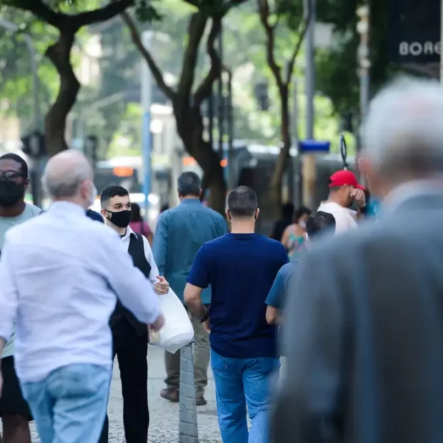 pessoas esperam em ponto de onibus no centro do rio de janeiro2906219990