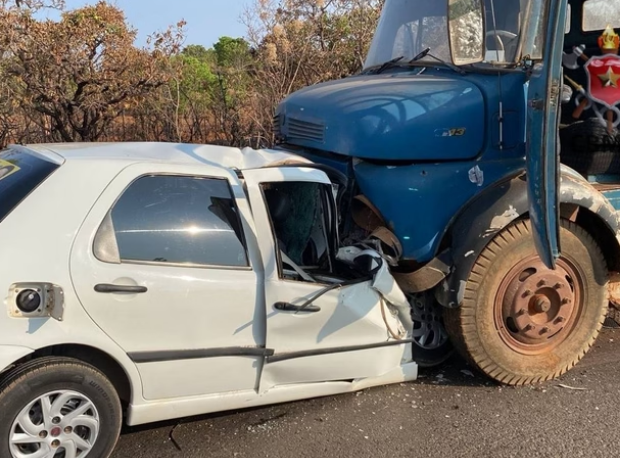 colisão entre carro e caminhão