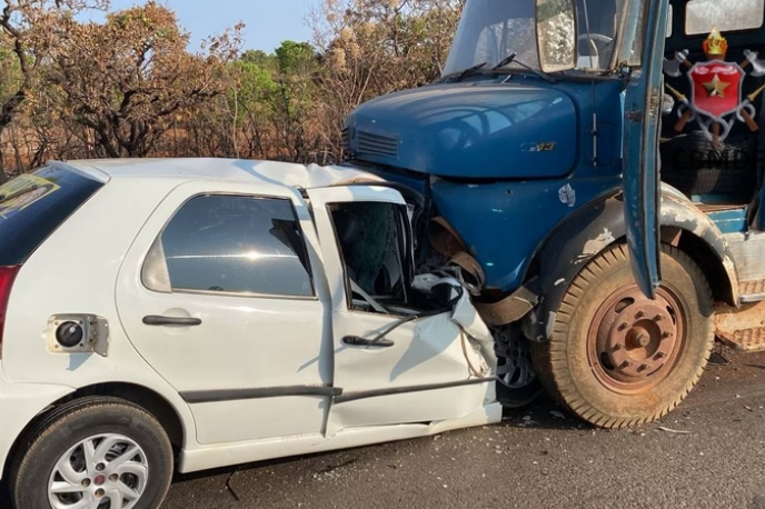 colisão entre carro e caminhão