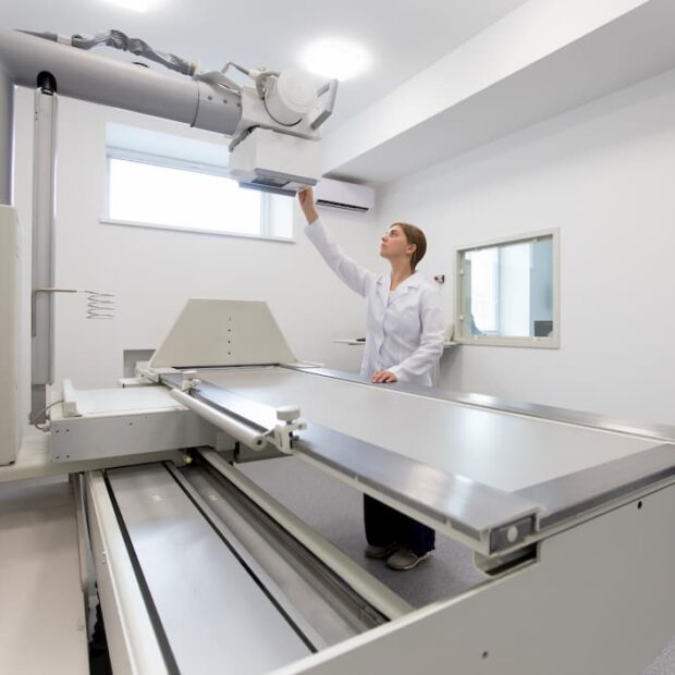 profissional operando aparelho de raio x