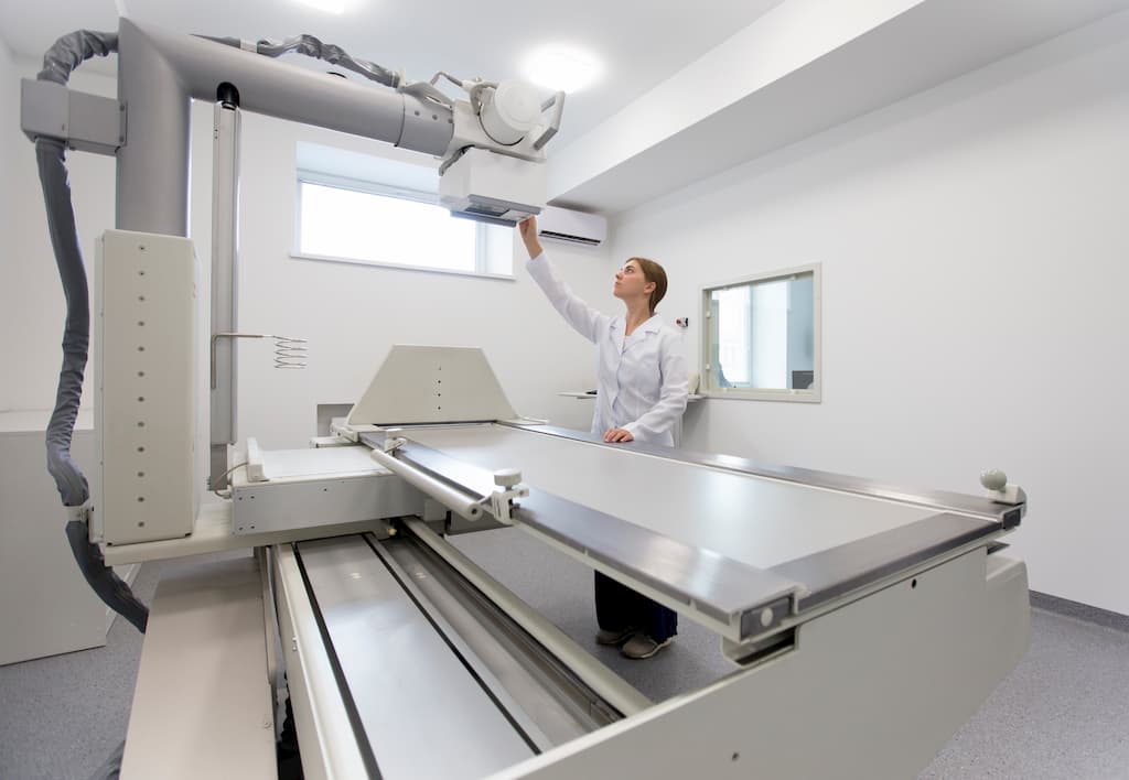 profissional operando aparelho de raio x