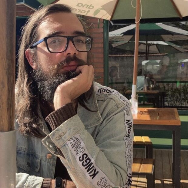 Escritor Rodrigo Goldacker, finalista no Prêmio Amazon de Literatura Jovem em 2024 com o romance psicológico "Eu Só Existo às Terças-Feiras"/ Divulgação