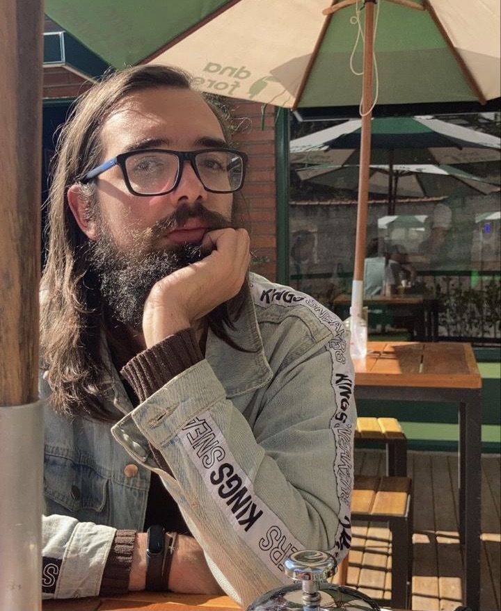 Escritor Rodrigo Goldacker, finalista no Prêmio Amazon de Literatura Jovem em 2024 com o romance psicológico "Eu Só Existo às Terças-Feiras"/ Divulgação