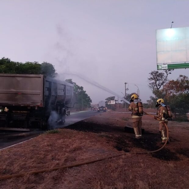 carreta pega fogo
