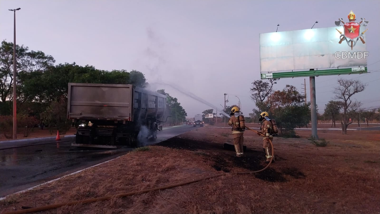 carreta pega fogo
