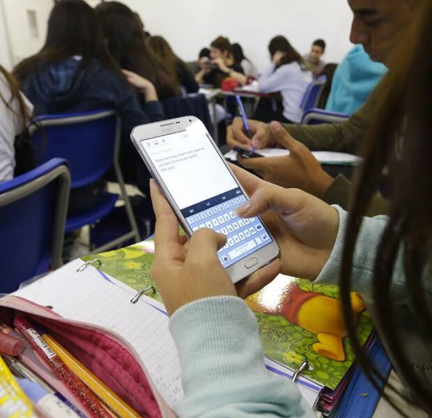 celular em sala de aula quais paises ja proibem e como isso afeta a aprendizagem 1690478977 (1)