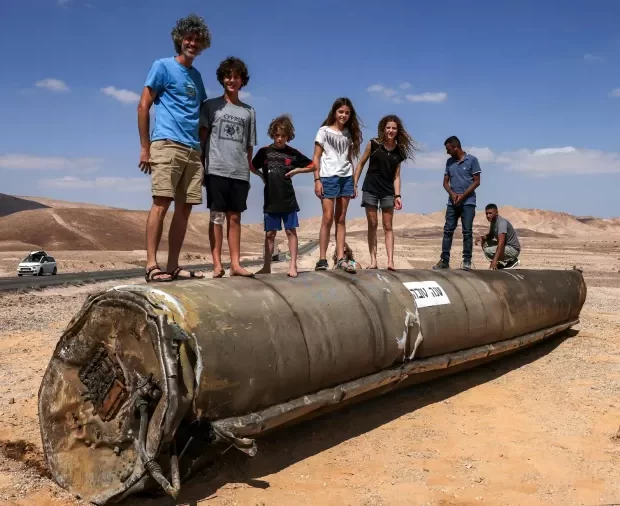 pessoas em cima dos restos de um missil iraniano no deserto de neguev perto de arad em israel apos um ataque de missil iraniano contra israel 1727918444622 v2 900x506.jpg