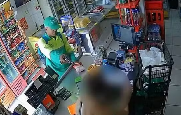 homem assalta padaria vestido de gari