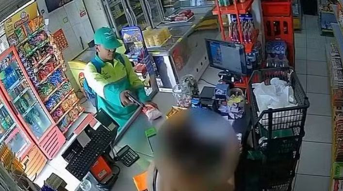 homem assalta padaria vestido de gari