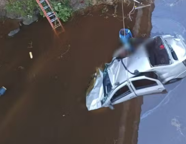 quatro pessoas morrem após veículo cair da ponte