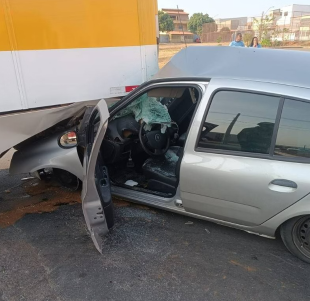 sinistro entre veículo de passeio e ônibus