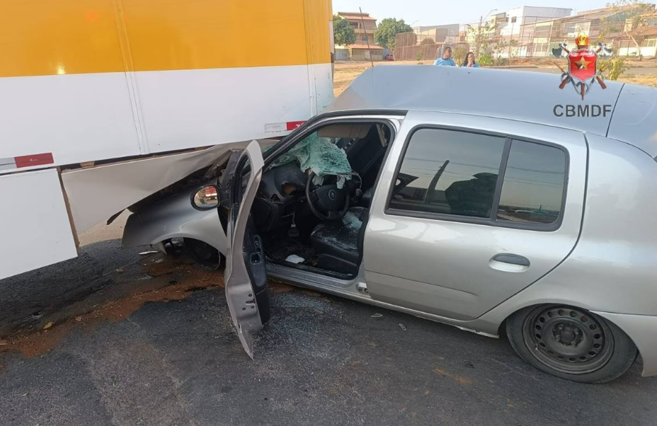 sinistro entre veículo de passeio e ônibus