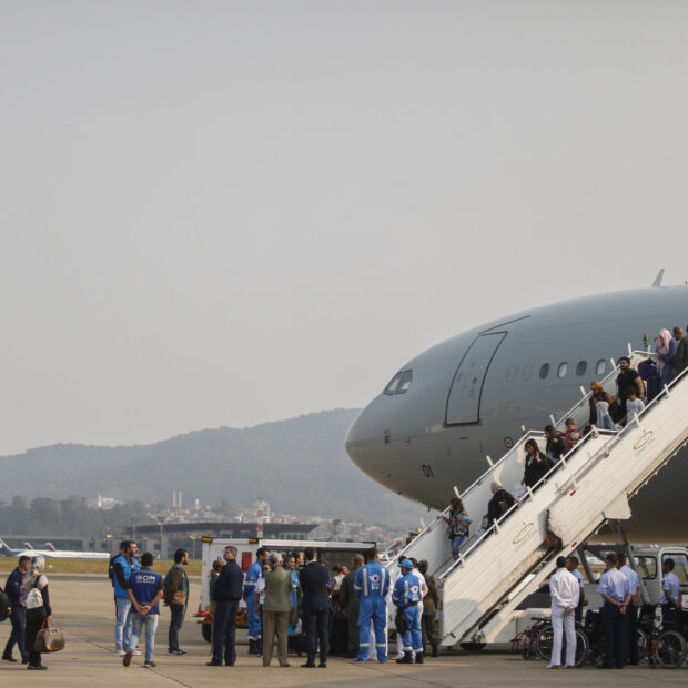 guarulhos (sp) 06/10/2024 brasileiros que estavam no líbano, desembarcam do avião kc 30 da fab,na base aérea de são paulo na operação “raizes do cedro” em guarulhos. foto paulo pinto/agencia brasil