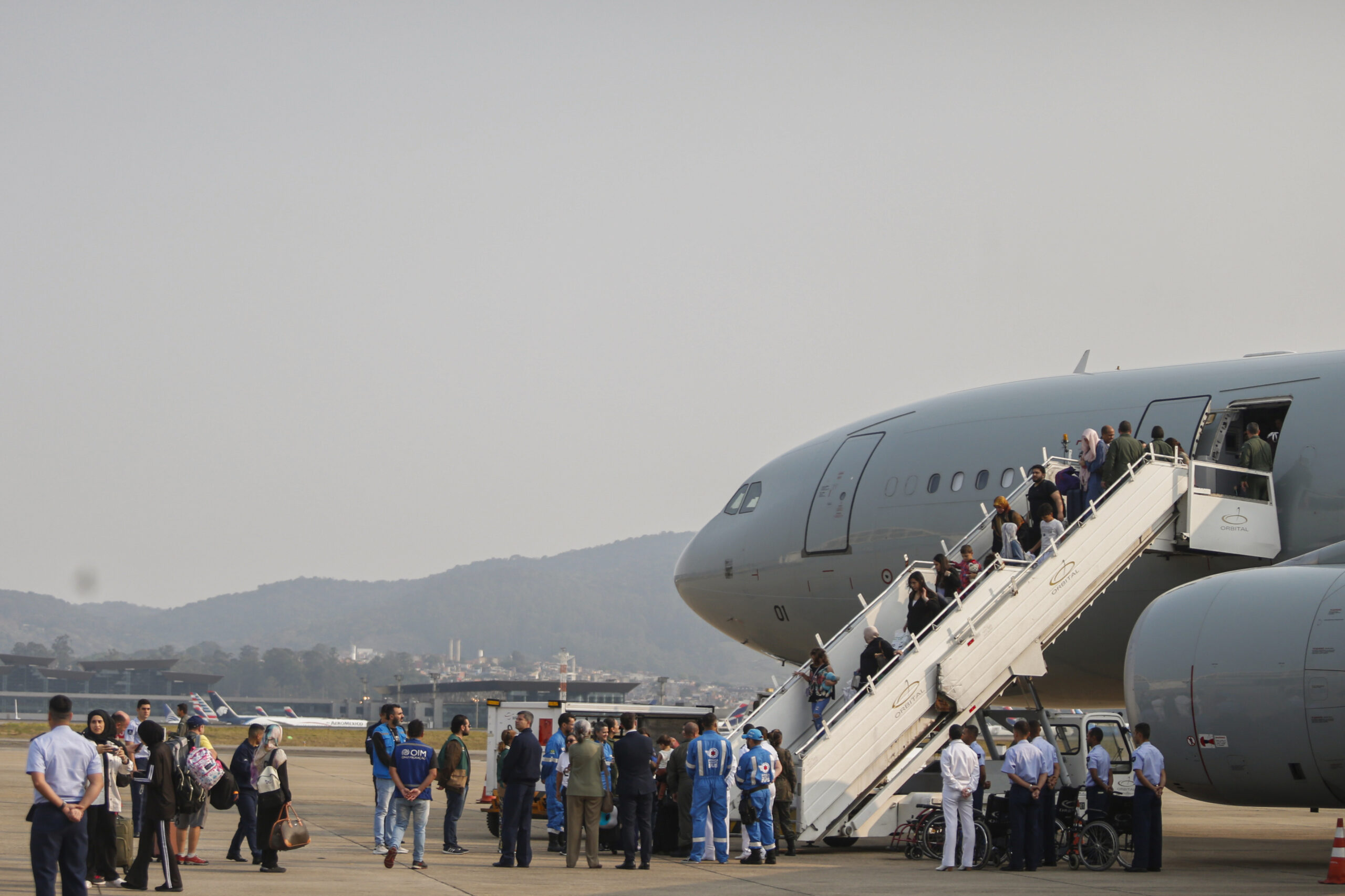 guarulhos (sp) 06/10/2024 brasileiros que estavam no líbano, desembarcam do avião kc 30 da fab,na base aérea de são paulo na operação “raizes do cedro” em guarulhos. foto paulo pinto/agencia brasil