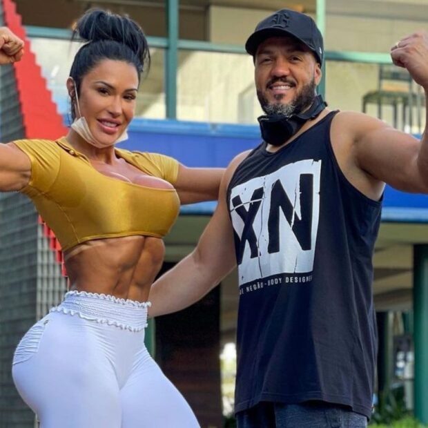 gracyanne belo fazendo pose e mostrando musculos