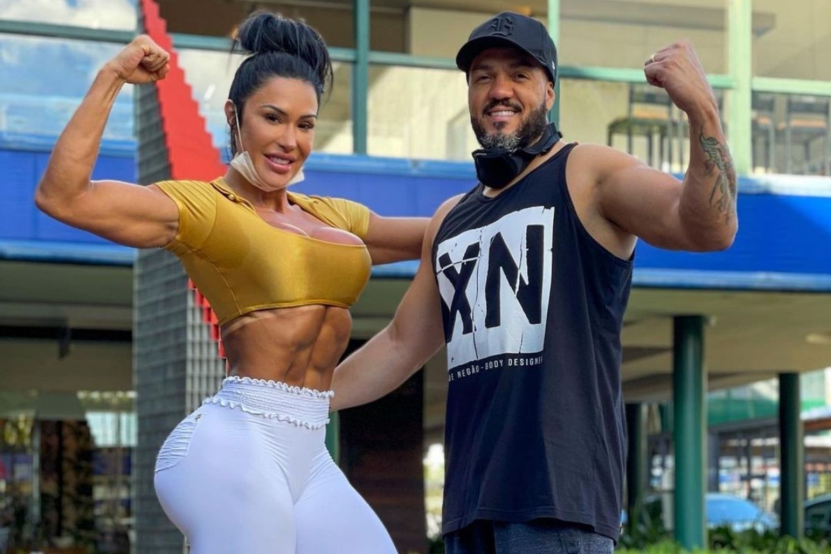 gracyanne belo fazendo pose e mostrando musculos