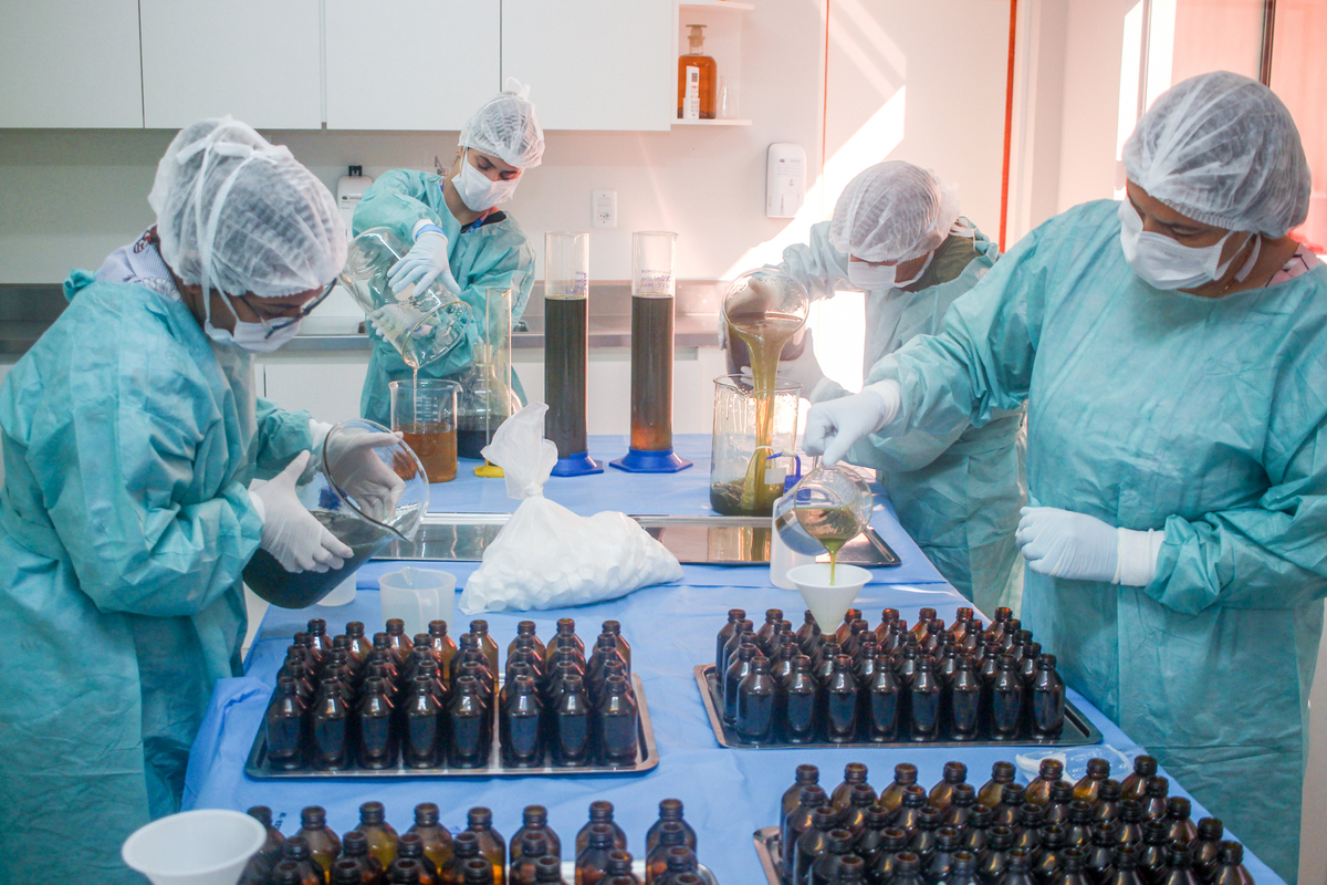 as duas farmacias vivas da ses df superam a marca de 2 mil produtos entregues em media a cada mes. foto ualisson noronha agencia saude df