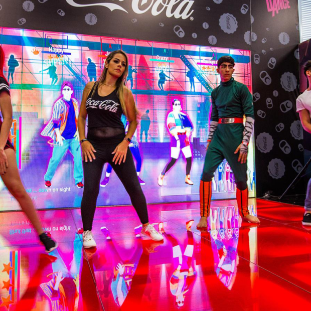 freeplay videogames público dançando no jogo just dance