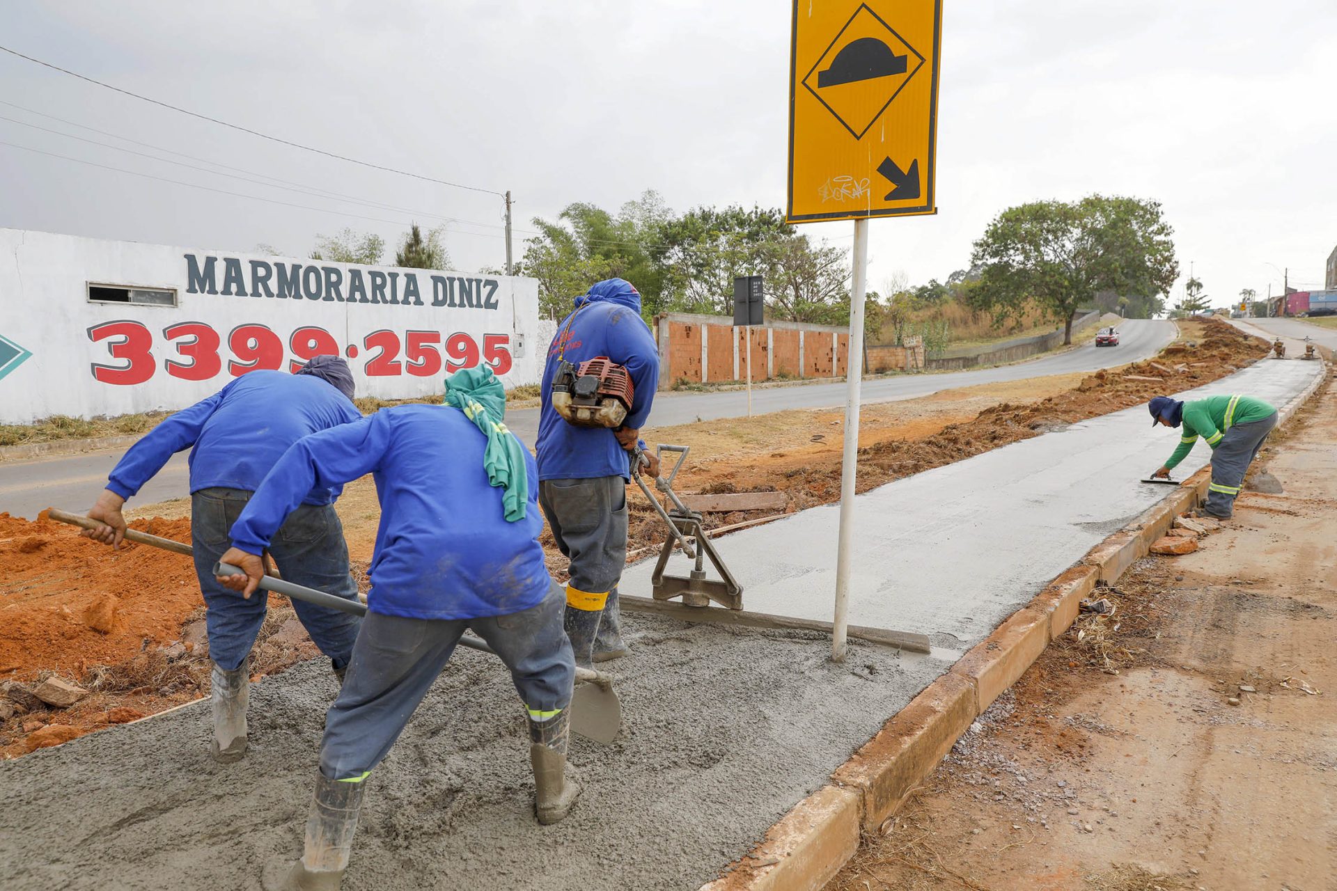 pavimentação e novas calçadas no setor placa da mercedes