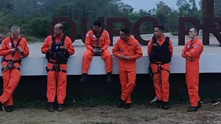 equipe aguardando a melhora do tempo antes de voltar para a aeronave em ouro preto 1728742085718 v2 900x506