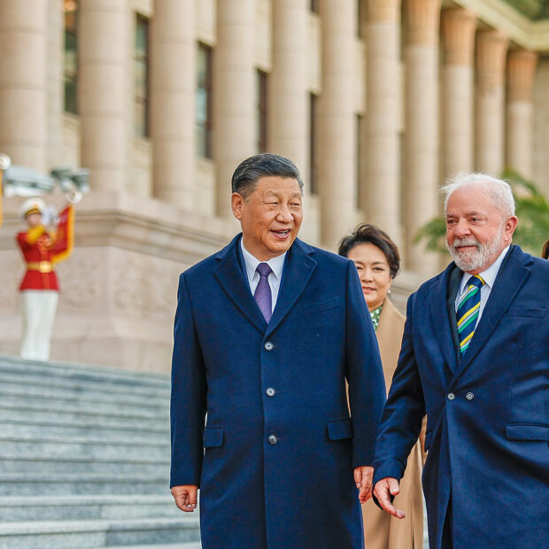 braslia (df) 14 04 2023 o presidente da china, xi jinping (e) recebe no grande palcio do povo, o presidente luiz incio lula da silva (d). neste encontro assinaram uma srie de acordos comerciais e de parceria. foto: ricardo stuckert/pr