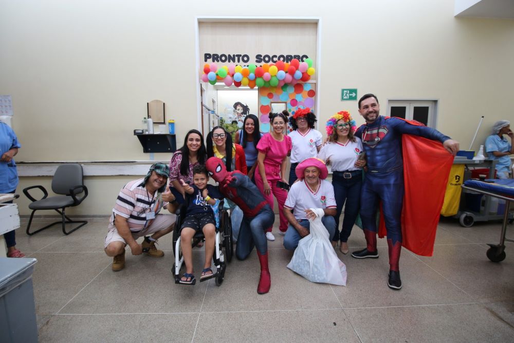 grupo de igreja faz ação social no hospital regional de santa maria no dia das crianças