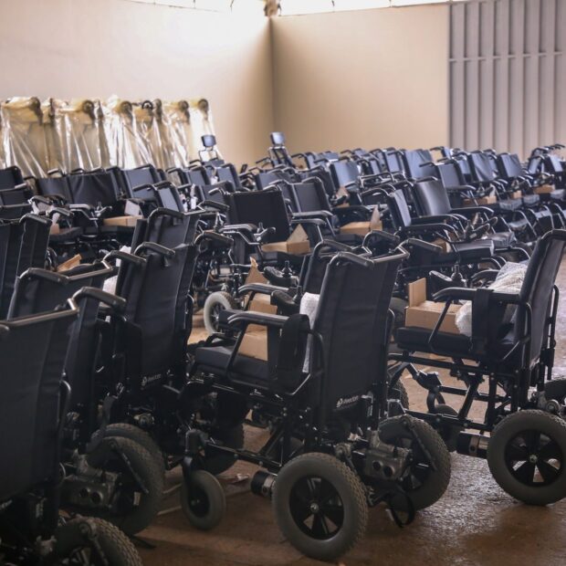 entrega de cadeiras de rodas pelo nupop foto ualisson noronha agencia saude df 4 1920x1280