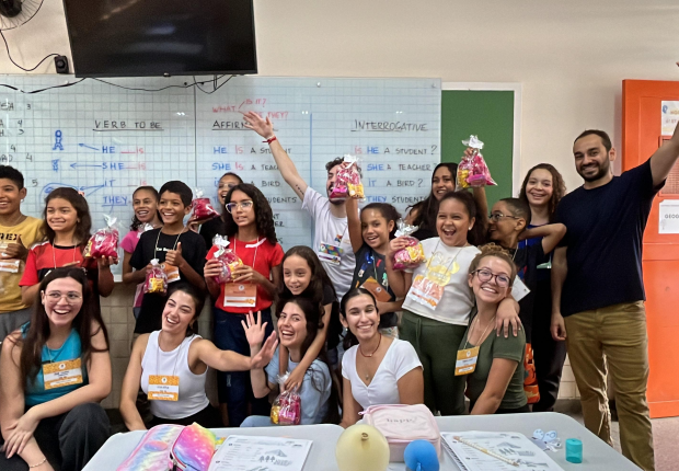 inglês na estrutural voluntários de região periférica celebram educação como ferramenta de transformação