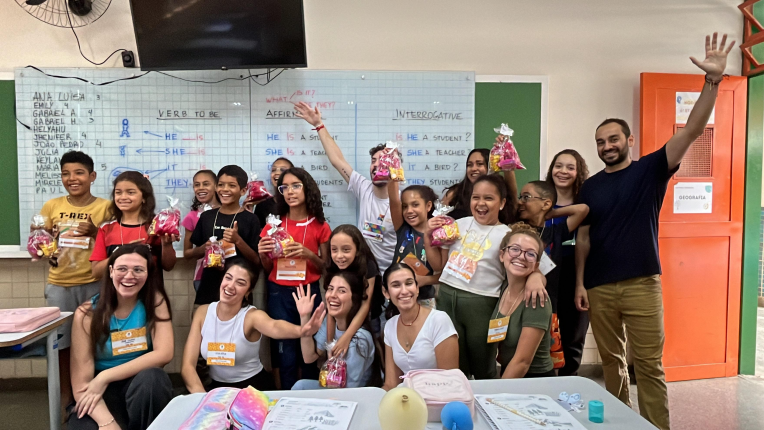 inglês na estrutural voluntários de região periférica celebram educação como ferramenta de transformação