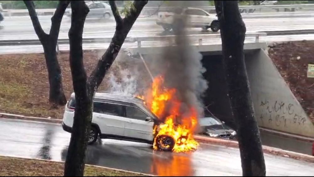 carro pega fogo