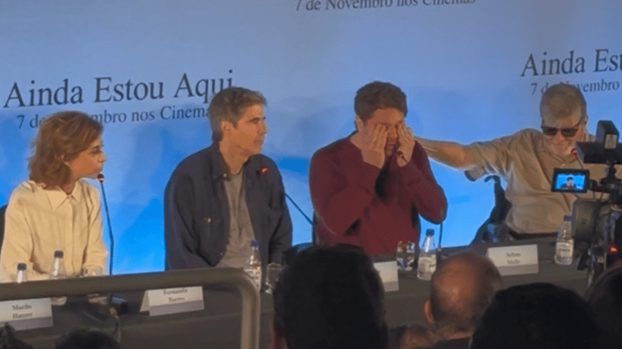 selton mello chora e e confortado por marcelo rubens paiva em exibicao de ainda estou aqui 1729269101361 v2 900x506