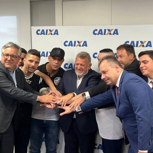 membros da gavioes da fiel da diretoria do corinthians da caixa e do governo federal celebram assinatura de vaquinha para arena 1729305194295 v2 1280x960