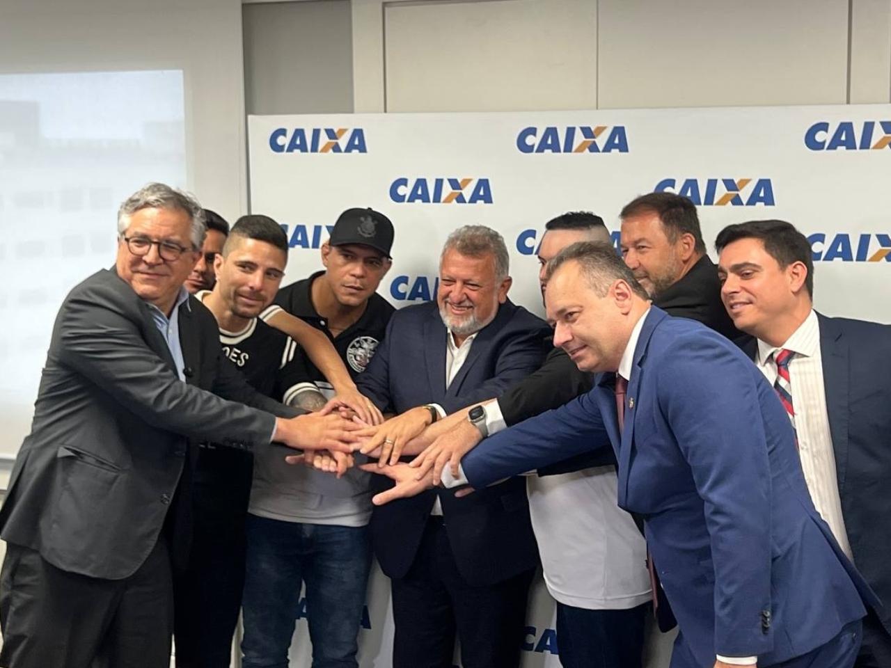 membros da gavioes da fiel da diretoria do corinthians da caixa e do governo federal celebram assinatura de vaquinha para arena 1729305194295 v2 1280x960