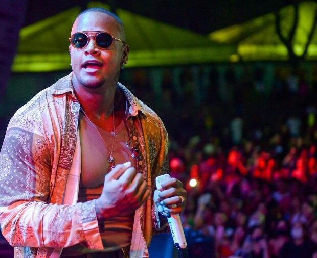 leo santana na primeira noite do baile da santinha 2022 em salvador 1641997723567 v2 900x506