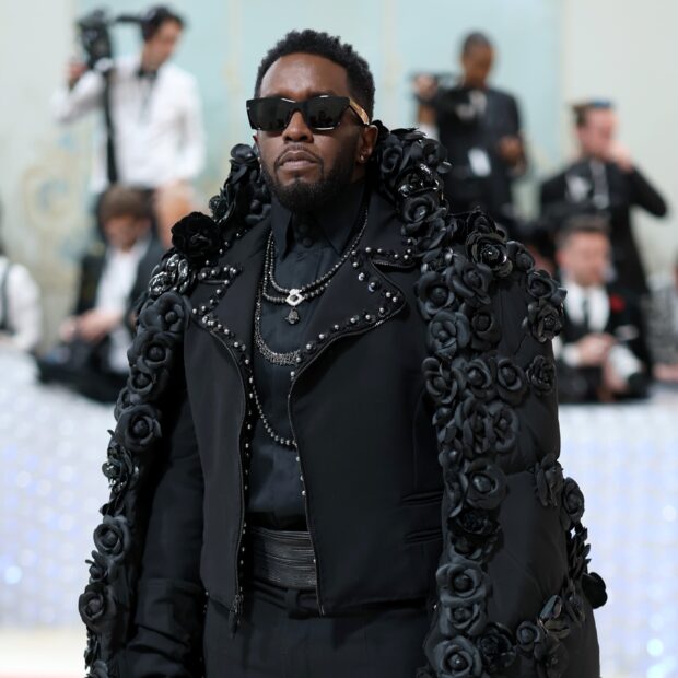 sean diddy usa capa preta com detalhes de rosas para o met 1682987553224 v2 4x3