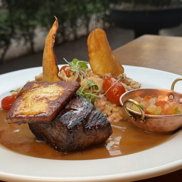 Carne de sol de baby beef, queijo de coalho na brasa e melaço, Bla's Cozinha de Culturas. Crédito: Alan Santos