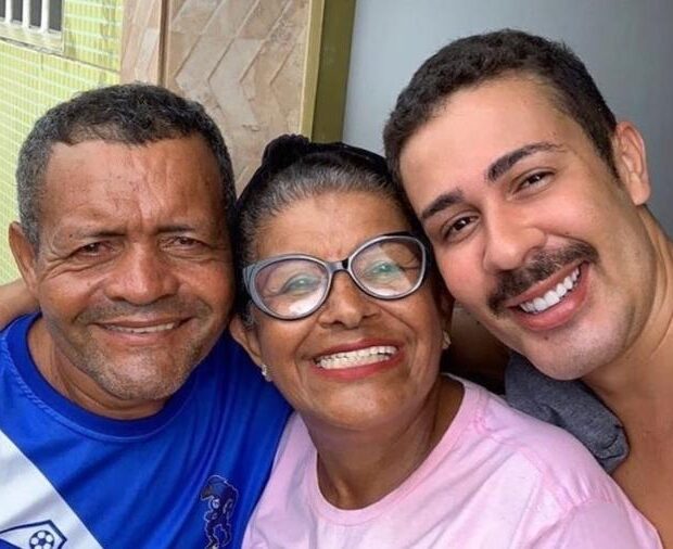 carlinhos maia ao lado do pai virgilio e da mae maria 1596042192438 v2 900x506