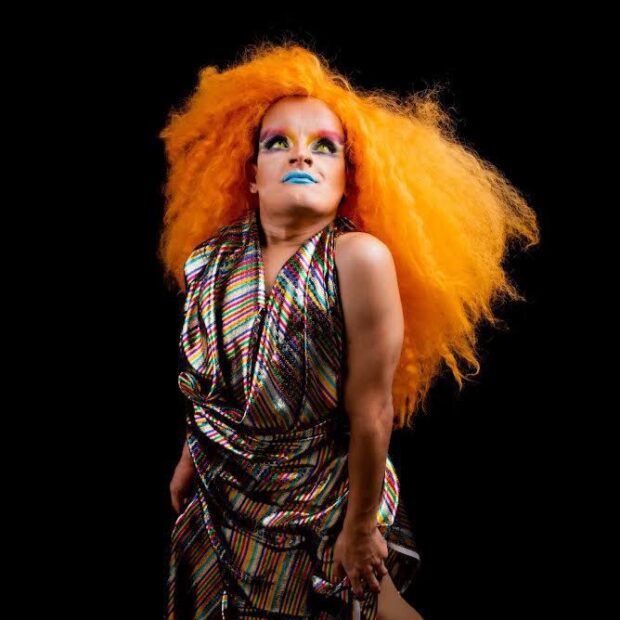 A Drag Queen Lee Brandão é uma das atrações da Parada do Orgulho LGBTQIA+ do Sol Nascente. Crédito: Divulgação