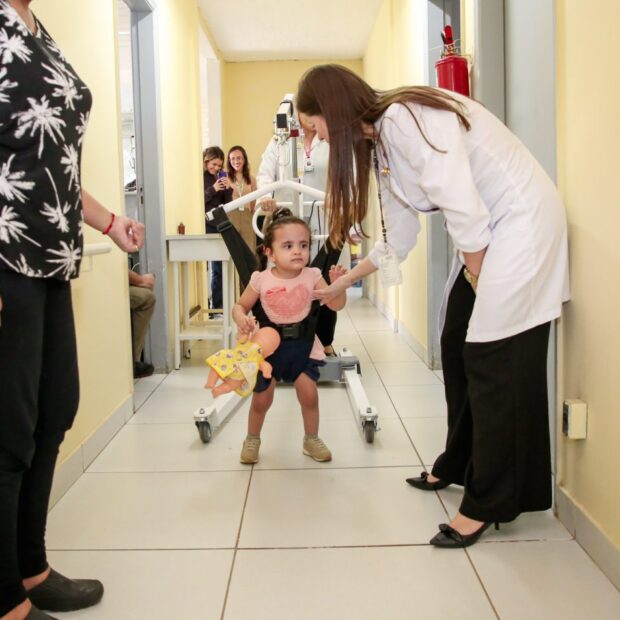 24.10.2024 entrega de suspensorios para criancas com desafios de desenvolvimento ualisson noronha agencia saude df 19 1536x952