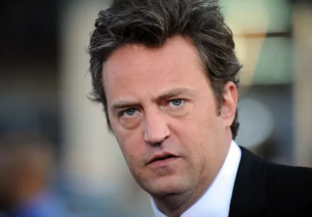 104848528 files actor matthew perry arrives at the los angeles premiere of 17 again at the graumans