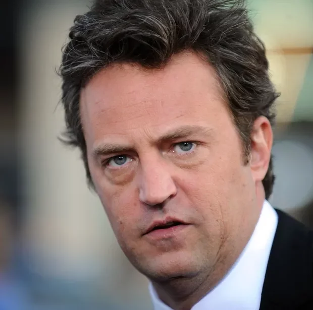 104848528 files actor matthew perry arrives at the los angeles premiere of 17 again at the graumans