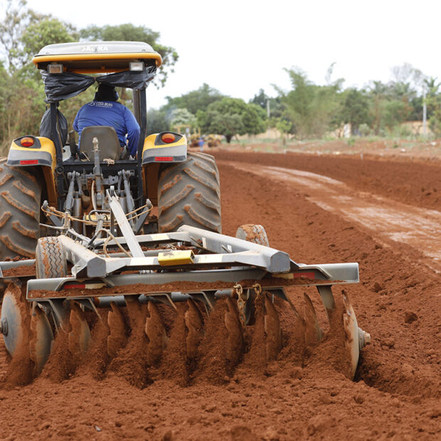 com 14 km já asfaltados, df 220 entra na última etapa de pavimentação