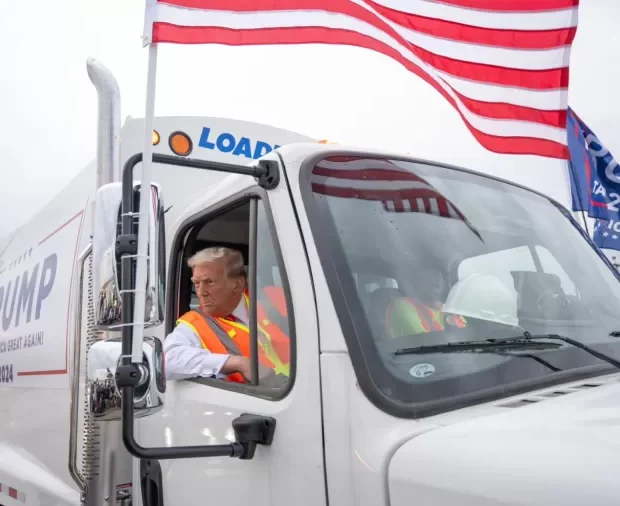 o candidato republicano a casa branca donald trump andou no banco do passageiro em um caminhao de lixo nos eua 1730340355013 v2 900x506.png