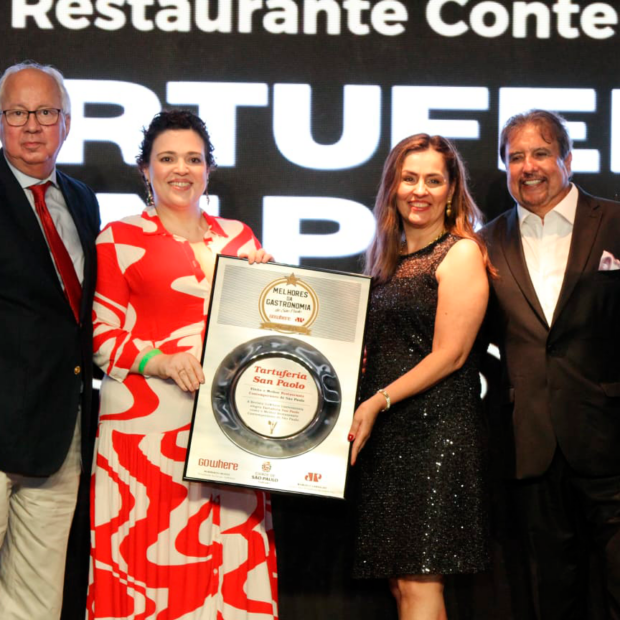 chef daiane chad e monica claro, da tartuferia san paolo, ganhador do prêmio melhor restaurante contemporâneo de são paulo, com dr. rogério castro e norberto busto (presidente do grup
