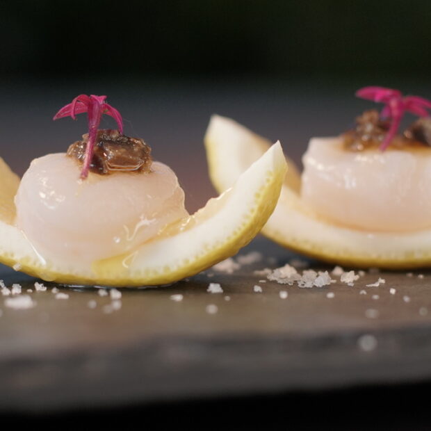 Hotate Lemon (dupla de sashimi de vieiras) do restaurante Noru. Crédito: Agência Extrema